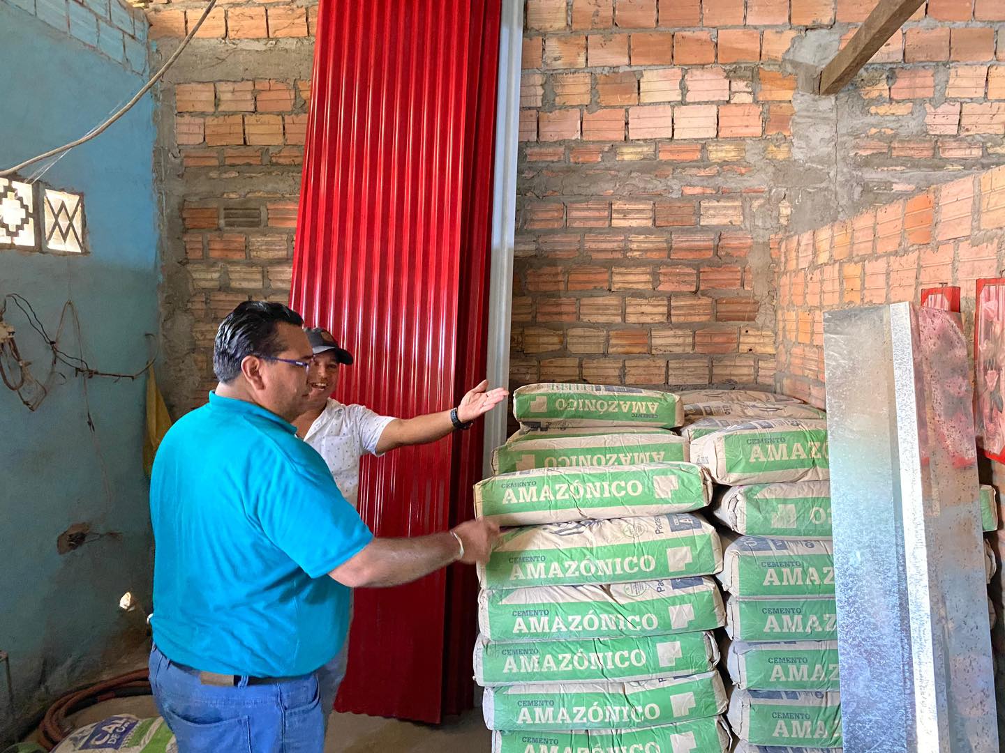 Entrega de materiales de construcción destinados al mejoramiento del local comunal del Asentamiento Humano Ciudad Jardín.