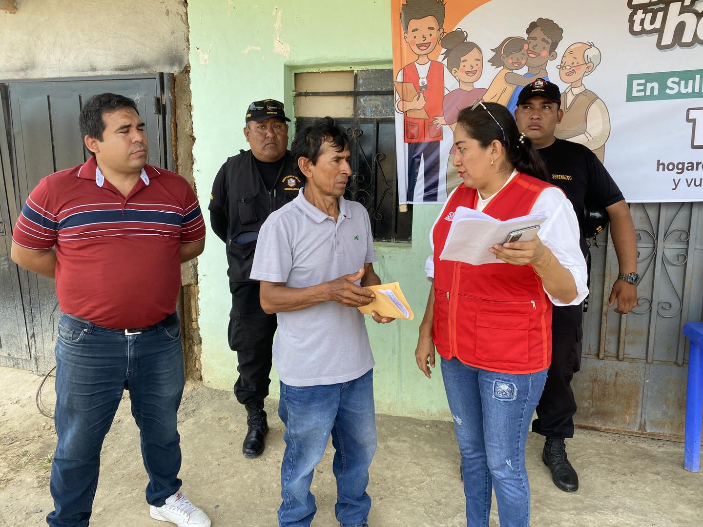 🔰BUEN AVANCE | SULLANA SUPERA EL 60% DE AVANCE EN EL EMPADRONAMIENTO DE HOGARES VULNERABLES
•Objetivo es llegar a registrar 12288 hogares para que obtenga su clasificación socioeconómica
La Municipalidad Provincial de Sullana, que dirige el alcalde Marlem Mogollón Meca, avanza a buen ritmo con el operativo del Empadronamiento Masivo por Barrido Focalizado 2024, logrando registrar este 14 de mayo un avance de 7,528 hogares en el Padrón General de Hogares (PGH) equivalente al 61.26% de la meta establecida por el Ministerio de Desarrollo e Inclusión Social para el presente año.
La C.P.C Ingrid Navarro Reyes, subgerente de Salud, Población y Registro Civil, indicó que las familias que obtengan la clasificación socioeconómica de pobre o pobre extremo podrán acceder a diversos beneficios de los programas del Estado Peruano, como programas sociales: Juntos, Pensión 65, Beca 18, Cuna Más, entre otros.
Para ello, se pidió el apoyo de la población recibiendo a los empadronadores municipales, brindando información fidedigna. Asimismo, la funcionaria explicó que es necesario que la persona que atiende a los empadronadores tenga los DNI de todos los miembros del hogar, y un recibo de luz, de ser el caso.
En la presente semana, del 13 al 19 de mayo, los empadronadores de la Unidad Local de Empadronamiento ULE de la comuna provincial vienen interviniendo en los siguientes sectores: Santa Rosa de Piedra Rodada, Centro Poblado Chalacalá Baja y en la Villa Huangalá.