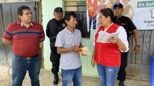 🔰BUEN AVANCE | SULLANA SUPERA EL 60% DE AVANCE EN EL EMPADRONAMIENTO DE HOGARES VULNERABLES
•Objetivo es llegar a registrar 12288 hogares para que obtenga su clasificación socioeconómica 
La Municipalidad Provincial de Sullana, que dirige el alcalde Marlem Mogollón Meca, avanza a buen ritmo con el operativo del Empadronamiento Masivo por Barrido Focalizado 2024, logrando registrar este 14 de mayo un avance de 7,528 hogares en el Padrón General de Hogares (PGH) equivalente al 61.26% de la meta establecida por el Ministerio de Desarrollo e Inclusión Social para el presente año.
La C.P.C Ingrid Navarro Reyes, subgerente de Salud, Población y Registro Civil, indicó que las familias que obtengan la clasificación socioeconómica de pobre o pobre extremo podrán acceder a diversos beneficios de los programas del Estado Peruano, como programas sociales: Juntos, Pensión 65, Beca 18, Cuna Más, entre otros.
Para ello, se pidió el apoyo de la población recibiendo a los empadronadores municipales, brindando información fidedigna. Asimismo, la funcionaria explicó que es necesario que la persona que atiende a los empadronadores tenga los DNI de todos los miembros del hogar, y un recibo de luz, de ser el caso.
En la presente semana, del 13 al 19 de mayo, los empadronadores de la Unidad Local de Empadronamiento ULE de la comuna provincial vienen interviniendo en los siguientes sectores: Santa Rosa de Piedra Rodada, Centro Poblado Chalacalá Baja y en la Villa Huangalá.