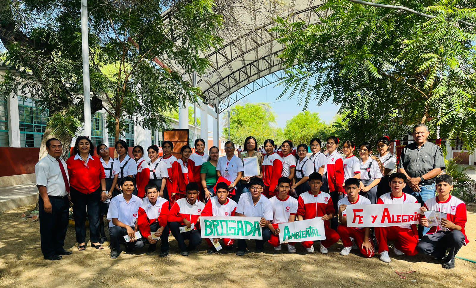 🔰 MUNICIPALIDAD CONTINÚA CON JURAMENTACIÓN A PROMOTORES AMBIENTALES EN EL I.E. FE Y ALEGRÍA ♻️
La Municipalidad Provincial de Sullana, en el marco de la implementación del Programa Municipal EDUCCA 2024, a través de la Unidad de Residuos Sólidos realizó la juramentación de 26 Promotores Ambientales Escolares en el colegio Fe y Alegría N°18, Perteneciente al Asentamiento Humano 09 de Octubre.
Esta actividad se realiza con el principal objetivo, que estos adolescentes puedan sensibilizar de manera constante a sus compañeras/os sobre el cuidado del ambiente, las consecuencias negativas del cambio climático y el uso responsable de los recursos naturales.
A través del Programa Municipal EDUCCA se viene trabajando con diversas instituciones para involucrar a la comunidad educativa. Asimismo, apoyar en la labor de prevención de la contaminación ambiental y el cambio climático.
“La gestión del alcalde Marlem Mogollón Meca, está comprometida continuamente fomentar y participar de manera activa en el desarrollo de proyectos educativos ambientales integrados”, manifestó la jefa de la Unidad de Residuos Sólidos, Ing. Karen Ramos Gómez.