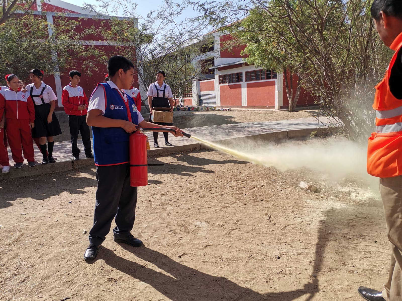 馃敯Serenos Escolares Reciben Capacitaci贸n En Uso De Extintores Y Prevenci贸n De Incendios
La Municipalidad Provincial de Sullana, en el marco del programa de brigadas de Serenos Escolares "Embajadores de la Paz", ha dado inicio a jornadas de capacitaci贸n para escolares en el uso y manejo de extintores qu铆micos, comportamiento del fuego y soporte b谩sico de vida, con el objetivo de promover la seguridad y la prevenci贸n de riesgos en el entorno escolar.
Estas capacitaciones comenzaron el 14 de mayo en las instituciones educativas Mar铆a Auxiliadora y Juan Velasco Alvarado, continuando este mi茅rcoles 15 en la I.E Fe y Alegr铆a N掳 18. El especialista Daniel Pacherrez Tineo imparti贸 informaci贸n te贸rica y dirigi贸 acciones pr谩cticas con los escolares, brind谩ndoles las herramientas necesarias para actuar de manera eficiente en casos de emergencia.
Las pr贸ximas capacitaciones est谩n programadas para llevarse a cabo en las I.E. Jos茅 Card贸, Am茅rica, 14785 y Jos茅 Mat铆as Manzanilla.
La coordinadora del Programa de Serenos Escolares, Gladys Urbina Yacila, destac贸 el compromiso de la gesti贸n del alcalde Ing. Marlem Mogoll贸n Meca, a trav茅s de la Gerencia de Seguridad Ciudadana y Gesti贸n del Riesgo de Desastres y la subgerencia de Gesti贸n de Riesgo de Desastres, incentiva que los ni帽os y adolescentes se involucren activamente en acciones de ciudadan铆a y seguridad, fortaleciendo as铆 la cultura de prevenci贸n en la comunidad estudiantil.