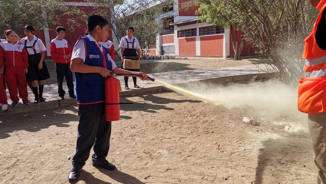 🔰Serenos Escolares Reciben Capacitación En Uso De Extintores Y Prevención De Incendios
La Municipalidad Provincial de Sullana, en el marco del programa de brigadas de Serenos Escolares "Embajadores de la Paz", ha dado inicio a jornadas de capacitación para escolares en el uso y manejo de extintores químicos, comportamiento del fuego y soporte básico de vida, con el objetivo de promover la seguridad y la prevención de riesgos en el entorno escolar.
Estas capacitaciones comenzaron el 14 de mayo en las instituciones educativas María Auxiliadora y Juan Velasco Alvarado, continuando este miércoles 15 en la I.E Fe y Alegría N° 18. El especialista Daniel Pacherrez Tineo impartió información teórica y dirigió acciones prácticas con los escolares, brindándoles las herramientas necesarias para actuar de manera eficiente en casos de emergencia. 
Las próximas capacitaciones están programadas para llevarse a cabo en las I.E. José Cardó, América, 14785 y José Matías Manzanilla.
La coordinadora del Programa de Serenos Escolares, Gladys Urbina Yacila, destacó el compromiso de la gestión del alcalde Ing. Marlem Mogollón Meca, a través de la Gerencia de Seguridad Ciudadana y Gestión del Riesgo de Desastres y la subgerencia de Gestión de Riesgo de Desastres, incentiva que los niños y adolescentes se involucren activamente en acciones de ciudadanía y seguridad, fortaleciendo así la cultura de prevención en la comunidad estudiantil.
