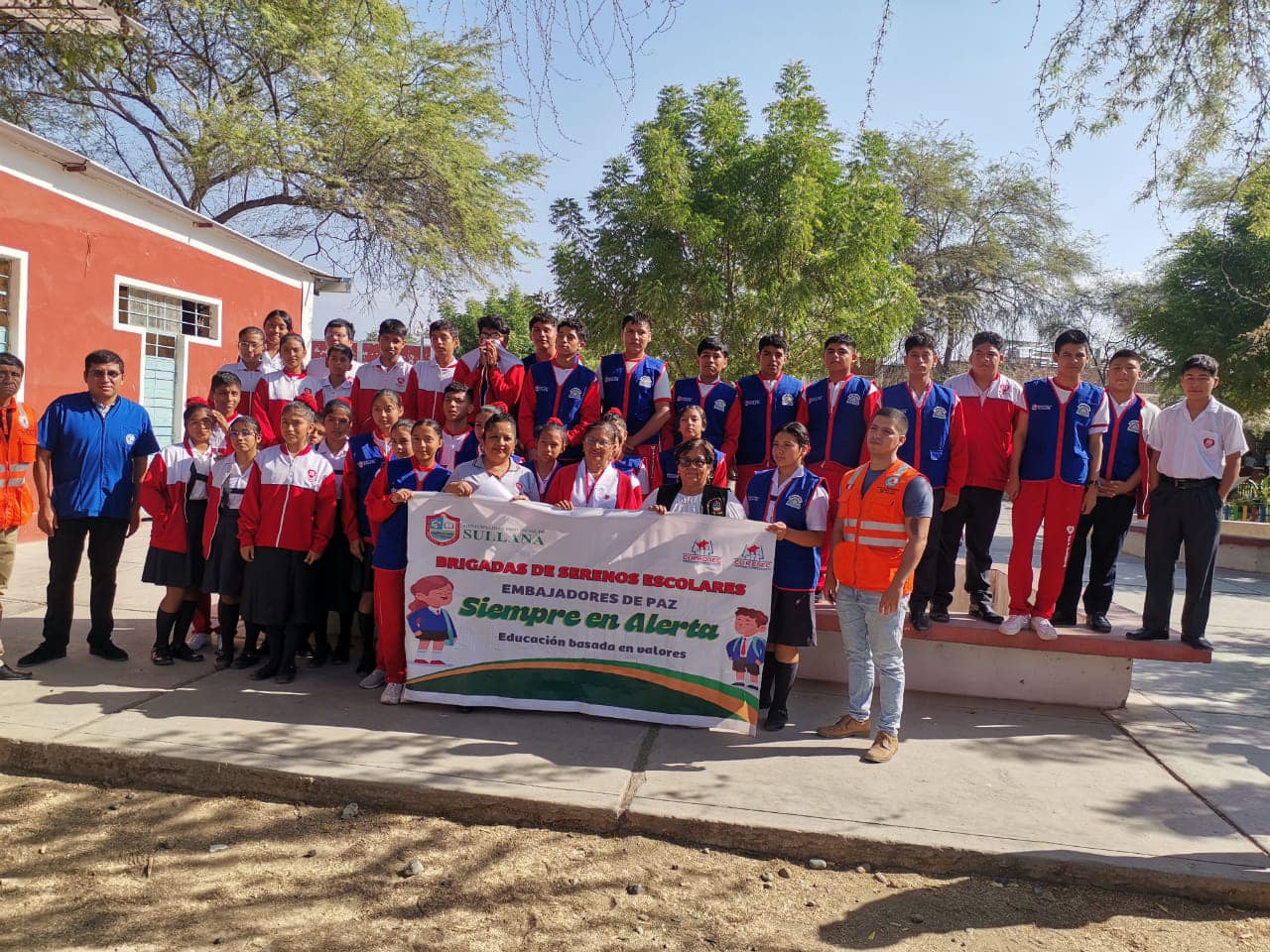 馃敯Serenos Escolares Reciben Capacitaci贸n En Uso De Extintores Y Prevenci贸n De Incendios
La Municipalidad Provincial de Sullana, en el marco del programa de brigadas de Serenos Escolares "Embajadores de la Paz", ha dado inicio a jornadas de capacitaci贸n para escolares en el uso y manejo de extintores qu铆micos, comportamiento del fuego y soporte b谩sico de vida, con el objetivo de promover la seguridad y la prevenci贸n de riesgos en el entorno escolar.
Estas capacitaciones comenzaron el 14 de mayo en las instituciones educativas Mar铆a Auxiliadora y Juan Velasco Alvarado, continuando este mi茅rcoles 15 en la I.E Fe y Alegr铆a N掳 18. El especialista Daniel Pacherrez Tineo imparti贸 informaci贸n te贸rica y dirigi贸 acciones pr谩cticas con los escolares, brind谩ndoles las herramientas necesarias para actuar de manera eficiente en casos de emergencia.
Las pr贸ximas capacitaciones est谩n programadas para llevarse a cabo en las I.E. Jos茅 Card贸, Am茅rica, 14785 y Jos茅 Mat铆as Manzanilla.
La coordinadora del Programa de Serenos Escolares, Gladys Urbina Yacila, destac贸 el compromiso de la gesti贸n del alcalde Ing. Marlem Mogoll贸n Meca, a trav茅s de la Gerencia de Seguridad Ciudadana y Gesti贸n del Riesgo de Desastres y la subgerencia de Gesti贸n de Riesgo de Desastres, incentiva que los ni帽os y adolescentes se involucren activamente en acciones de ciudadan铆a y seguridad, fortaleciendo as铆 la cultura de prevenci贸n en la comunidad estudiantil.