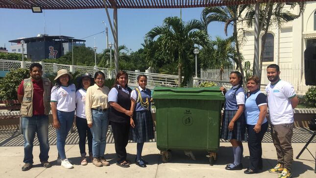 🔰 Escolares Logran Recolectar Más De Media Tonelada De Material Reciclable ♻️
📌 En concurso "Recicla y transforma" organizado por la Municipalidad de Sullana
Conmemorando el Día internacional del reciclaje, la Municipalidad Provincial de Sullana, liderada por el Ing. Marlem Mogollón organizó exitosamente el concurso escolar “Recicla y transforma”, en que los estudiantes lograron recolectar más de media tonelada de material reciclable.
La actividad que tiene por objetivo principal fomentar la conciencia ambiental y promover prácticas sostenibles entre los estudiantes, forma parte del Programa Municipal PLAN EDUCCA, fue organizada por la Unidad de Residuos Sólidos, a cargo de la Ing. Karen Ramos Gómez y la subgerencia de Educación, Cultura, Deporte y Recreación, a cargo del Lic. Houdini Guerrero, con el apoyo de la gerencia de Gestión Ambiental, a cargo del Ing. Henry Seminario Borrero. 
Los ganadores del concurso son: En tercer puesto, la I.E. 15026 Flora Córdova Talledo, quienes entregaron un total de 76.5Kg de material reciclable. En segundo puesto, la I.E. 15285-C María Auxiliadora, acumulando 116 kg de material reciclable y recibiendo de premio una reforestación en la institución educativa, además de plantones. En tanto, el primer puesto fue para la I.E. Las Capullanas, recolectando la cantidad de 349.6 Kg de material reciclable, ganando un contenedor de residuos sólidos; la instalación de un punto limpio en la institución, que irá acompañado de un cartel; y diversas plantaciones.
En esta importante actividad también participó la coordinadora de la Ugel Sullana, Lic. Aracely Montero Carcelén. Además, la Policía Nacional del Perú, con su presentación del show ambiental a cargo de la División de la Policía Comunitaria.
Todo el material recolectado se entregó a las asociaciones de recicladores Mi buen Pastor, Ecoplan de Sullana, Perla del Chira y Brillantes del Chira, quienes estuvieron presentes en la actividad organizada por la Municipalidad de Sullana.
