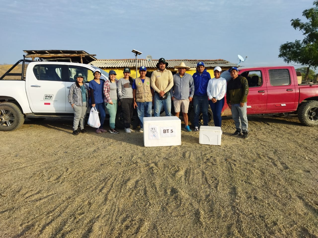 🔰Municipalidad De Sullana Reliza Segunda Campaña De Vacunación De Ganado Caprino En Caseríos Del Distrito De Marcavelica
Con el objetivo de inmunizar a más de 4 mil cabezas de ganado caprino la municipalidad de Sullana realizó la segunda campaña de vacunación de ganado caprino en las zonas GANADERAS del distrito de Marcavelica. Esta campaña se realizó los días 13, 14 y 15 de mayo en los caseríos de La Víbora, Cañas, Chapetones, Bellavista, entre otros del distrito de Marcavelica.
Esta campaña se realizó en alianza con la Municipalidad Distrital de Marcavelica, Instituto Nacional de Innovación Agraria (INIA), SENASA, Dirección Regional de Agricultura a través de la Agencia Agraria del Chira y el PIP logrando inmunizar a más de 4 mil cabezas de ganado caprino con la aplicación de la Vacuna BT5, superando la meta propuesta por el alcalde Marlem Mogollón.
La subgerente de Gestión Productiva Urbano y Rural, Ing. Luz Marina Calle Ortega indicó que esta segunda campaña se realiza en el marco de las actividades programadas por la mesa técnica de ganado caprino. “Gracias a las gestiones realizadas por el alcalde Marlem Mogollón y al buen trabajo de la mesa técnica de ganado caprino se logró obtener la vacuna BT5 que se usan para la prevención del carbunclo sintomático, también llamado pierna negra. Esta campaña ha beneficiado a un total de 30 productores de ganado caprino de los caseríos de Marcavelica, ellos podrán obtener su certificado de vacunación para poder comercializar, acceder a créditos, así como tener un ganado libre de enfermedades”
El objetivo de estas campañas es mejorar la calidad del ganado caprino para que los productores tengan mejores productos y el precio del mercado mejore para beneficio de sus familias. Finalmente, la subgerente indicó que las campañas de vacunación continuarán en los próximos meses previa programación de la mesa técnica de ganado caprino.