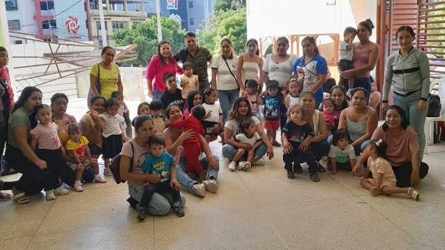 🔰Niños Y Niñas Inician Clases De Danza En Los Pronoeis Municipales💃🙋‍♀️
Con gran entusiasmo y alegría, se dio inicio a las clases de danza para los niños y niñas del primer ciclo de los pronoeis municipales del A.H César Vallejo, Gotitas de Miel del A.H José Carlos Mariátegui, Babys Carrusel del A.H Santiago Zapata Silva y Los Picaflores en la urbanización popular Eliane Karp.
Las clases de danza, a cargo del Prof. Milton Saavedra, buscan brindar a los niños y niñas un espacio para el desarrollo integral, donde puedan explorar su creatividad, expresar sus emociones, mejorar su coordinación motriz y fortalecer su autoestima.
La Prof. Margot Dávila Albújar, coordinadora de Pronoeis municipales, comentó que a través del movimiento y la música, los pequeños participantes podrán aprender diferentes estilos de danza, como ballet, marinera, folclore y danza moderna, fomentando así su apreciación por las diferentes expresiones culturales.

