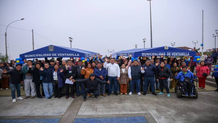  En un trascendental evento, una decena de juntas directivas de Pachacútec juramentaron ante nuestro alcalde 𝐉𝐡𝐨𝐯𝐢𝐧𝐬𝐨𝐧 𝐕𝐚𝐬𝐪𝐮𝐞𝐳 como nuevos líderes comunitarios, quienes se comprometieron a trabajar en colaboración con las autoridades locales por el bienestar de la comunidad. La máxima autoridad distrital presidió el evento y entregó resoluciones y credenciales que respaldan legalmente las acciones que emprenden para el progreso de sus pueblos.