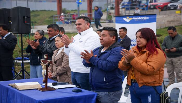 En un trascendental evento, una decena de juntas directivas de Pachacútec juramentaron ante nuestro alcalde 𝐉𝐡𝐨𝐯𝐢𝐧𝐬𝐨𝐧 𝐕𝐚𝐬𝐪𝐮𝐞𝐳 como nuevos líderes comunitarios, quienes se comprometieron a trabajar en colaboración con las autoridades locales por el bienestar de la comunidad. La máxima autoridad distrital presidió el evento y entregó resoluciones y credenciales que respaldan legalmente las acciones que emprenden para el progreso de sus pueblos.