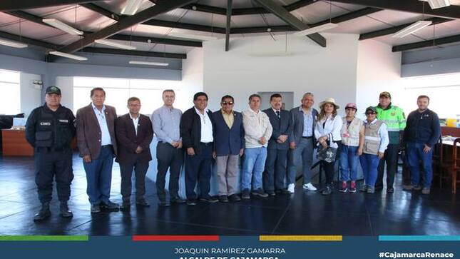 📌En el marco de las actividades por el  décimo cuarto aniversario de creación de la Plaza Pecuaria Iscoconga, el día de hoy se efectuó el izamiento de la bandera de Cajamarca que estuvo a cargo del subprefecto Provincial Jorge Spelucin, el Regidor y Presidente de La Comisión de Desarrollo Económico, Segundo Castañeda y el Fiscal Provincial de Prevención del Delito, Jhonny Díaz.
✅En la actualidad la plaza Pecuaria esta considerada como una de la más modernas de nuestro país. La plaza alberga en su plataforma decenas de animales para la compra y venta de ganado vacuno, ovino, porcino, equino, camelidos, caprinos, y animales menores como cuyes, patos, pollos, gallinas, pavos, entre otros.
📌Entre los asistentes a esta ceremonia estuvieron presentes los regidores Jorge Rojas, Roquelin Gómez, José Cruzado, además integrantes de la fiscalía, PNP, Seguridad Ciudadana de Cajamarca y personal que labora en la Pecuaria Iscoconga.