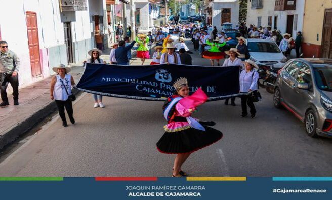 ๐ฃ La Municipalidad Provincial de Cajamarca celebrรณ con colorido pasacalle el dรญa del campesino. Nuestros hermanos y hermanas del campo salieron a celebrar y a recordarnos la importancia de su trabajo y conocimiento, que nos trae el pan de cada dรญa a nuestros hogares.
๐La ciudad se vistiรณ de poncho, sombrero, llanques y fondos, mostrando la rica herencia cultural y el esfuerzo incansable de nuestros campesinos. Este evento no solo es una celebraciรณn, sino tambiรฉn un reconocimiento a su dedicaciรณn y sacrificio.
El evento terminรณ con una emocionante campeonato de fรบtbol, el reconocimiento y la entrega de carretillas. Agradecemos el esfuerzo y participaciรณn de cada una de las delegaciones de nuestros centros poblados
ยกFeliz Dรญa del Campesino! ๐