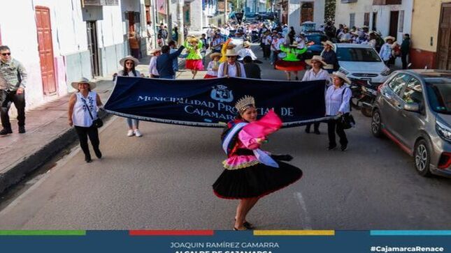 📣 La Municipalidad Provincial de Cajamarca celebró con colorido pasacalle el día del campesino. Nuestros hermanos y hermanas del campo salieron a celebrar y a recordarnos la importancia de su trabajo y conocimiento, que nos trae el pan de cada día a nuestros hogares.
📌La ciudad se vistió de poncho, sombrero, llanques y fondos, mostrando la rica herencia cultural y el esfuerzo incansable de nuestros campesinos. Este evento no solo es una celebración, sino también un reconocimiento a su dedicación y sacrificio.
El evento terminó con una emocionante campeonato de fútbol, el reconocimiento y la entrega de carretillas. Agradecemos el esfuerzo y participación de cada una de las delegaciones de nuestros centros poblados 
¡Feliz Día del Campesino! 🎉