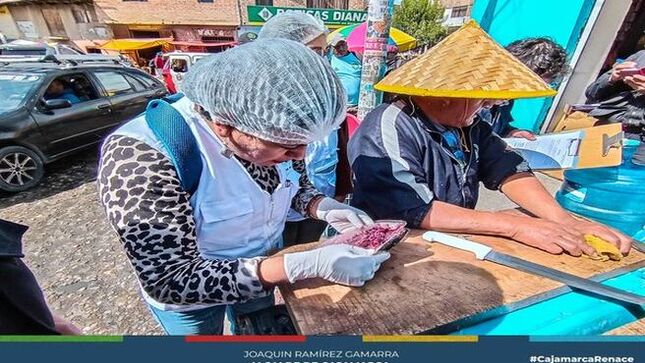 📌Continuando con los operativos de verificación sanitaria en diversos puntos de la ciudad, la Municipalidad Provincial de Cajamarca a través del área de Bromatología y la Primera Fiscalia de Prevención del Delito, intervinieron a un vendedor de pescado, encontrando condiciones no opotimas y diferentes vectores que podrían atentar contra la salud pública.  
 👉La actual gestión municipal continuará realizando operativos para garantizar la idoneidad de estos establecimientos y la salubridad en el expendio de alimentos. 