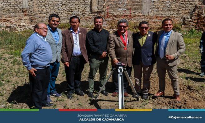 ✅En una ceremonia simbólica, se llevó a cabo la colocación de la primera piedra del nuevo Centro Comercial Leguía, un proyecto que servirá para impulsar la economía y seguir ordenanda el comercio ambulatorio en esta parte de la ciudad.
📌El evento contó con la presencia de los regidores de la comuna local, quienes expresaron su entusiasmo y apoyo a esta iniciativa. El regidor Jorge Rojas, destacó la importancia del proyecto: "Este centro comercial representa un paso significativo hacia la modernización de nuestra ciudad. No solo mejorará el ordenamiento del comercio ambulatorio, sino que también será una fuente importante de empleo para nuestros ciudadanos. Por eso, desde la comuna local seguires apoyando este tipo de iniciatias que sirven para impulsar el orden y la economía ".
🤝El Centro Comercial Leguía, ofrecerá más de 180 puestos de trabajo, áreas de entretenimiento, restaurantes y estacionamiento. Con la colocación de la primera piedra, Cajamarca da un paso firme hacia un futuro más próspero y ordenado, demostrando que la colaboración entre el sector público y privado puede generar grandes beneficios para toda la comunidad.