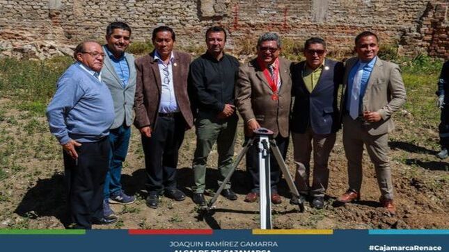 ✅En una ceremonia simbólica, se llevó a cabo la colocación de la primera piedra del nuevo Centro Comercial Leguía, un proyecto que servirá para impulsar la economía y seguir ordenanda el comercio ambulatorio en esta parte de la ciudad.
📌El evento contó con la presencia de los regidores de la comuna local, quienes expresaron su entusiasmo y apoyo a esta iniciativa. El regidor Jorge Rojas, destacó la importancia del proyecto: "Este centro comercial representa un paso significativo hacia la modernización de nuestra ciudad. No solo mejorará el ordenamiento del comercio ambulatorio, sino que también será una fuente importante de empleo para nuestros ciudadanos. Por eso, desde la comuna local seguires apoyando este tipo de iniciatias que sirven para impulsar el orden y la economía ".
🤝El Centro Comercial Leguía, ofrecerá más de 180 puestos de trabajo, áreas de entretenimiento, restaurantes y estacionamiento.  Con la colocación de la primera piedra, Cajamarca da un paso firme hacia un futuro más próspero y ordenado, demostrando que la colaboración entre el sector público y privado puede generar grandes beneficios para toda la comunidad.