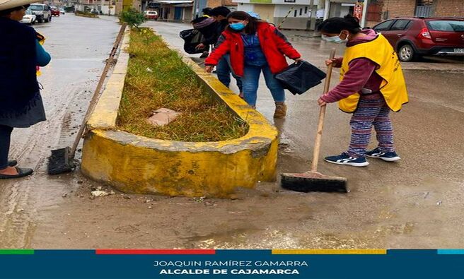 鉁匛n un esfuerzo por mejorar las condiciones ambientales del Sector 21 del sector La Tulpuna, la gerencia de Desarrollo Ambiental llev贸 a cabo una importante jornada de limpieza y desarenado. Esta actividad cont贸 con la participaci贸n activa del personal de Limpieza P煤blica, el presidente vecinal Edyr Carualjulca , y personal del Instituto Nacional Penitenciario (INPE).
馃棧Los participantes se enfocaron en la recolecci贸n de residuos s贸lidos, la eliminaci贸n de desechos acumulados, y el desarenado de zanjas y canales, buscando prevenir problemas de drenaje y mejorar el flujo de agua en la comunidad.