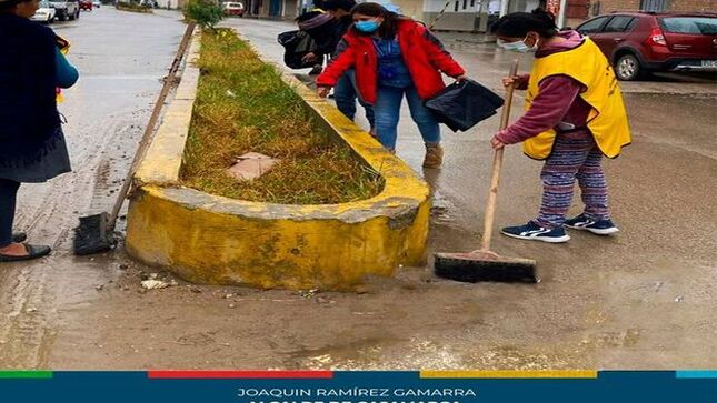 ✅En un esfuerzo por mejorar las condiciones ambientales del Sector 21 del sector La Tulpuna, la gerencia de Desarrollo Ambiental llevó a cabo una importante jornada de limpieza y desarenado. Esta actividad contó con la participación activa del personal de Limpieza Pública, el presidente vecinal Edyr Carualjulca , y personal del Instituto Nacional Penitenciario (INPE).
🗣Los participantes se enfocaron en la recolección de residuos sólidos, la eliminación de desechos acumulados, y el desarenado de zanjas y canales, buscando prevenir problemas de drenaje y mejorar el flujo de agua en la comunidad.
