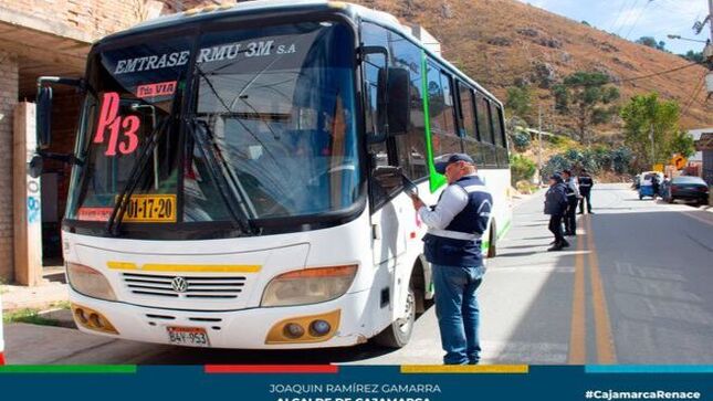 📌Con el propósito de seguir imponiendo el principio de autoridad, la gerencia de Transporte y Seguridad Vial de la Municipalidad Provincial de Cajamarca desplegó un operativo en la cuadra 8 de la Av. Miguel Carducci a la altura del Gripo 3M y entre los jirones Ayacucho y Miguel Grau, logrando internar varias unidades en el depósito municipal por brindar el servicio de transporte público de manera informal en diferentes arterias de la ciudad.
🤝Exhortamos a todos los transportistas en poder regularizar su documentación y evitar sanciones.
