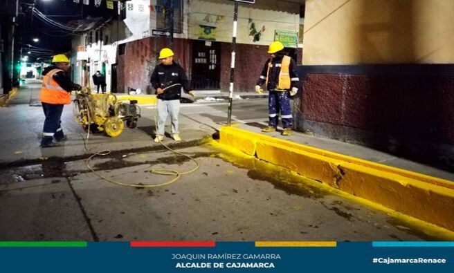 📌La gerencia de Transporte y Seguridad Vial de la Municipalidad de Cajamarca continúa trabajando de manera constante en el pintado de señalización en diferentes calles de nuestra ciudad con el fin de reducir los accidentes de tránsito y hacer respetar las zonas rígidas para tener una mayor fluidez en el tránsito de nuestra ciudad.
✅En esta oportunidad, personal de la subgerencia de Inspección y Seguridad Vial, realizó el pintado de zonas rígidas las cinco primeras cuadras del Jr. Chanchamayo.