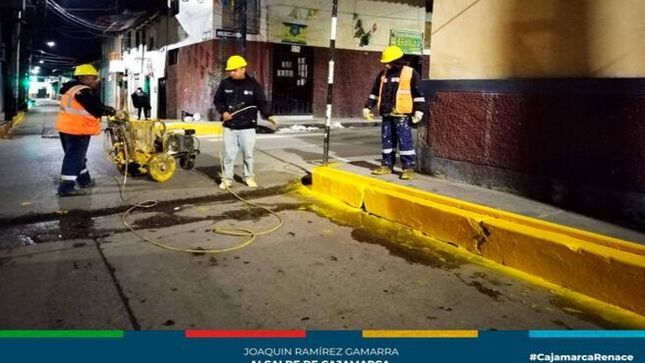 📌La gerencia de Transporte y Seguridad Vial de la Municipalidad de Cajamarca continúa trabajando de manera constante en el pintado de señalización en diferentes calles de nuestra ciudad con el fin de reducir los accidentes de tránsito y hacer respetar las zonas rígidas para tener una mayor fluidez en el tránsito de nuestra ciudad. 
✅En esta oportunidad, personal de la subgerencia de Inspección y Seguridad Vial, realizó el pintado de zonas rígidas las cinco primeras cuadras del Jr. Chanchamayo.
