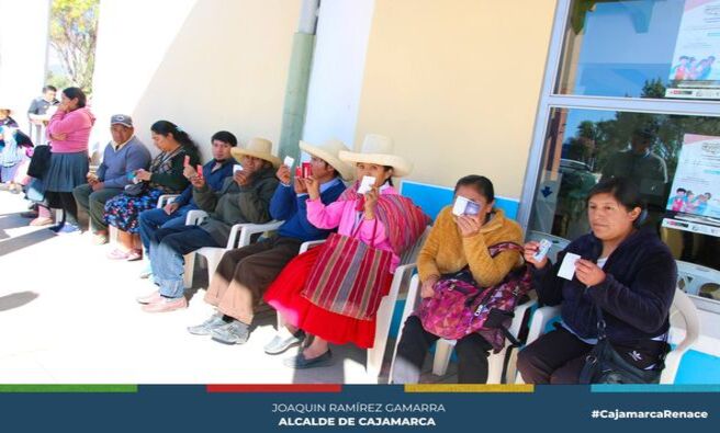 📌La Municipalidad Provincial de Cajamarca, a través de la Oficina de Atención a la Persona con Discapacidad (OMAPED), liderada por la coordinadora Adela Silva, está llevando a cabo una importante Pagatón. Este evento tiene como objetivo principal que nuestros hermanos con discapacidad puedan cobrar sus pensiones no contributivas sin la necesidad de formar largas colas en los bancos.
👥 Para esta Pagatón, hemos citado a 100 personas con discapacidad, asegurándonos de que vengan acompañados por sus apoderados. Este esfuerzo busca proporcionar un entorno más seguro y cómodo para que puedan recibir sus pagos de la pensión no contributiva a personas con discapacidad severa - Contigo.
🏥 La OMAPED continúa trabajando arduamente por las personas más vulnerables de nuestra comunidad. Contamos con un programa médico a domicilio, que incluye servicios de fisioterapia y un equipo de profesionales encabezado por el Dr. Franz Bazán. A través del programa Manos Cuidando de Ti, buscamos aliviar los dolores y mejorar la calidad de vida de nuestros hermanos con discapacidad.
🍲 Además, seguimos apoyándolos con ayudas biomecánicas, alimentos y otros recursos esenciales para su bienestar.