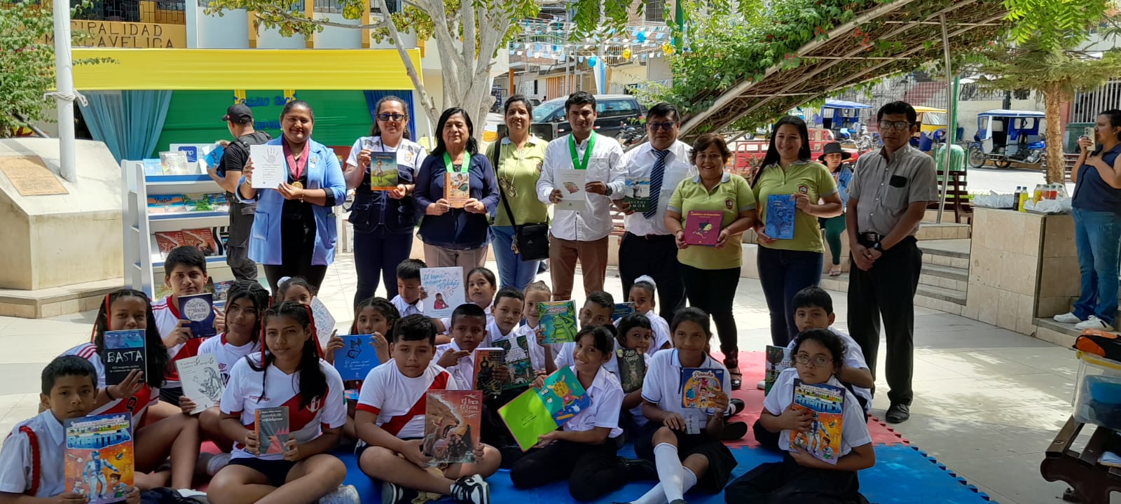 馃敯MUNICIPALIDAD DE SULLANA PROMUEVE LA LECTURA EN MARCAVELICA A TRAV脡S DEL PROGRAMA BIBLIOBICI馃毑馃憦
La Municipalidad de Sullana, a trav茅s de la Segunda Red de Bibliotecas P煤blicas Municipales de la provincia liderada por la Sra. Marianela Mora Chorres, llev贸 a cabo la entrega de dos bicicletas al distrito de Salitral, como parte del Plan de Trabajo del Servicio de Extensi贸n Bibliotecaria "Bibliobici" en la Provincia de Sullana 2024-2025.
Esta entrega se realiz贸 en el marco de una ceremonia oficial que cont贸 con la presencia de los regidores municipales de Marcavelica, quienes expresaron su agradecimiento a la Segunda Red de Bibliotecas P煤blicas Municipales, liderada por la Sra. Marianela Mora, por la ejecuci贸n de este importante proyecto.
El Mg. Houdini Guerrero Torres, subgerente de Educaci贸n, Cultura, Deporte, Recreaci贸n y Juventudes, acompa帽ado de los regidores Melva Criollo Ramycuna y Jorge Rodr铆guez Olaya, quienes destac贸 el compromiso de la Municipalidad Provincial de Sullana con la difusi贸n de la lectura y la cultura.
Por otro lado, se tuvo la demostraci贸n de cuento dirigido a los alumnos de las instituciones Educativas, asimismo, estuvo presente en el evento el representante de la Unidad de Gesti贸n Educativa Local Sullana (UGEL).