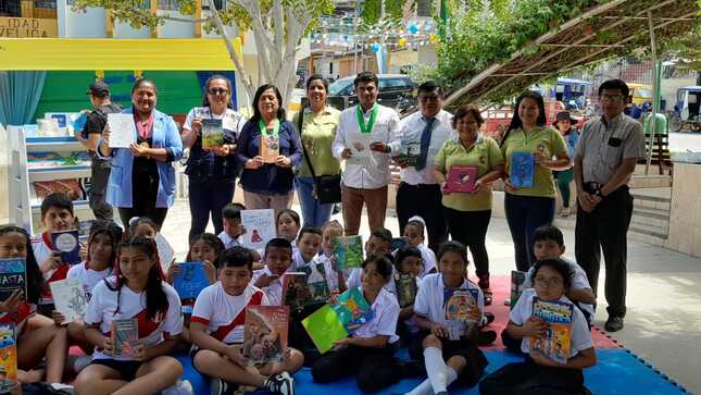 🔰MUNICIPALIDAD DE SULLANA PROMUEVE LA LECTURA EN MARCAVELICA A TRAVÉS DEL PROGRAMA BIBLIOBICI🚲👏
La Municipalidad de Sullana, a través de la Segunda Red de Bibliotecas Públicas Municipales de la provincia liderada por la Sra. Marianela Mora Chorres, llevó a cabo la entrega de dos bicicletas al distrito de Salitral, como parte del Plan de Trabajo del Servicio de Extensión Bibliotecaria "Bibliobici" en la Provincia de Sullana 2024-2025.
Esta entrega se realizó en el marco de una ceremonia oficial que contó con la presencia de los regidores municipales de Marcavelica, quienes expresaron su agradecimiento a la Segunda Red de Bibliotecas Públicas Municipales, liderada por la Sra. Marianela Mora, por la ejecución de este importante proyecto.
El Mg. Houdini Guerrero Torres, subgerente de Educación, Cultura, Deporte, Recreación y Juventudes, acompañado de los regidores Melva Criollo Ramycuna y Jorge Rodríguez Olaya, quienes destacó el compromiso de la Municipalidad Provincial de Sullana con la difusión de la lectura y la cultura.
Por otro lado, se tuvo la demostración de cuento dirigido a los alumnos de las instituciones Educativas, asimismo, estuvo presente en el evento el representante de la Unidad de Gestión Educativa Local Sullana (UGEL).