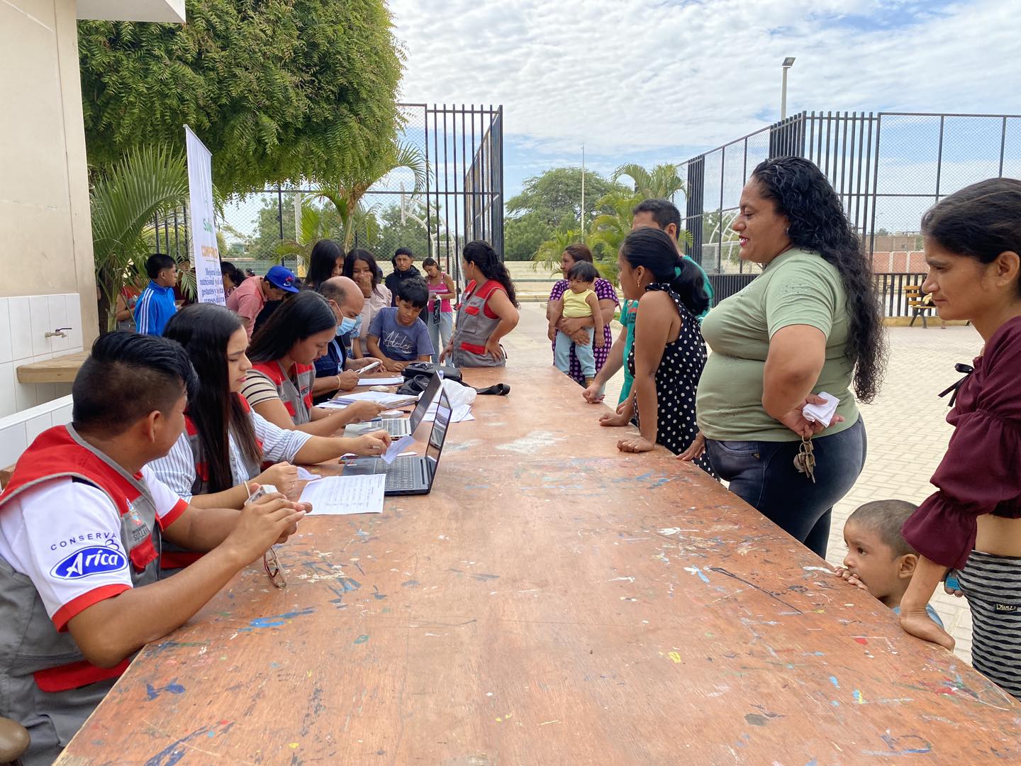 La Municipalidad de Sullana, en colaboración con el Registro Nacional de Identificación y Estado Civil (RENIEC), llevó a cabo la entrega del Documento Nacional de Identidad Electrónico (DNI) en el Polideportivo Mario Yaksetig.
Este evento brindó la oportunidad a los vecinos que se inscribieron durante la campaña realizada el pasado 10 de abril, así como a aquellos que aún no han recibido su documento, de obtener su DNI Electrónico.
Además, se habilitaron 50 cupos adicionales para niños de 0 a 16 años que no cuenten con DNI o cuyo documento esté vencido.
La CPC Ingrid Navarro, Subgerente de Población, Salud y Registro Civil, resaltó la importancia de obtener su Documento Nacional de Identidad Electrónico. Este documento es esencial para acceder a una variedad de servicios y beneficios, así como para ejercer plenamente sus derechos ciudadanos.