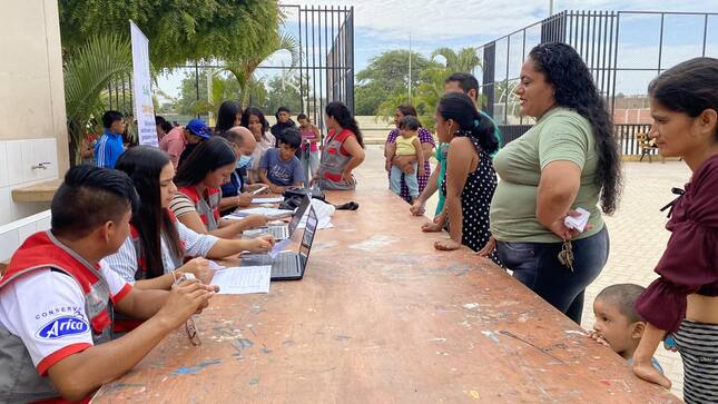 La Municipalidad de Sullana, en colaboración con el Registro Nacional de Identificación y Estado Civil (RENIEC), llevó a cabo la entrega del Documento Nacional de Identidad Electrónico (DNI) en el Polideportivo Mario Yaksetig.
Este evento brindó la oportunidad a los vecinos que se inscribieron durante la campaña realizada el pasado 10 de abril, así como a aquellos que aún no han recibido su documento, de obtener su DNI Electrónico.
Además, se habilitaron 50 cupos adicionales para niños de 0 a 16 años que no cuenten con DNI o cuyo documento esté vencido.
La CPC Ingrid Navarro, Subgerente de Población, Salud y Registro Civil, resaltó la importancia de obtener su Documento Nacional de Identidad Electrónico. Este documento es esencial para acceder a una variedad de servicios y beneficios, así como para ejercer plenamente sus derechos ciudadanos.
