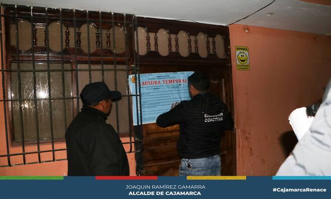 📌 La Municipalidad Provincial de Cajamarca continúa con operativos inopinados en diversas bodegas que operaban ilegalmente como cantinas, respondiendo a las denuncias presentadas por los vecinos. En las recientes acciones, se logró la intervención y clausura de dos establecimientos: uno ubicado en la cuadra 1 del Jr. Belaunde Terry y el otro en la Av. Túpac Amaru.
👮♂️ Estas intervenciones forman parte de un esfuerzo continuo para garantizar el cumplimiento de las normativas municipales y salvaguardar la seguridad y bienestar de la comunidad.
🗣 "Estamos comprometidos a mantener el orden y la seguridad. Las denuncias de los vecinos son fundamentales para identificar estos establecimientos que operan fuera de la ley. Continuaremos con estos operativos hasta asegurar que todas las actividades comerciales cumplan con las regulaciones," declaró Paulo Maradiegue Domínguez, subgerente de Comercialización y Licencias.