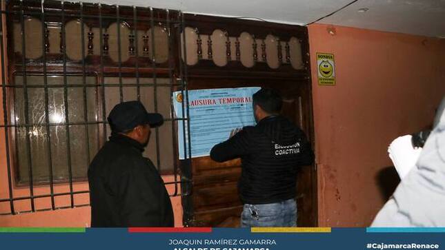 📌 La Municipalidad Provincial de Cajamarca continúa con operativos inopinados en diversas bodegas que operaban ilegalmente como cantinas, respondiendo a las denuncias presentadas por los vecinos. En las recientes acciones, se logró la intervención y clausura de dos establecimientos: uno ubicado en la cuadra 1 del Jr. Belaunde Terry y el otro en la Av. Túpac Amaru.
👮‍♂️ Estas intervenciones forman parte de un esfuerzo continuo para garantizar el cumplimiento de las normativas municipales y salvaguardar la seguridad y bienestar de la comunidad.
🗣 "Estamos comprometidos a mantener el orden y la seguridad. Las denuncias de los vecinos son fundamentales para identificar estos establecimientos que operan fuera de la ley. Continuaremos con estos operativos hasta asegurar que todas las actividades comerciales cumplan con las regulaciones," declaró Paulo Maradiegue Domínguez, subgerente de Comercialización y Licencias.