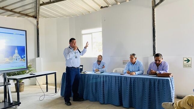 El alcalde de Sullana, viene participando en una importante reunión, en la sede principal de ENOSA, donde se abordan soluciones para la problemática de las conexiones eléctricas no autorizadas en el sector oeste de la ciudad. 
🟩 Se viene dialogando sobre las medidas necesarias para solucionar este grave problema que pone en riesgo la seguridad de los habitantes de la zona. El Ing. Mogollón expresó su compromiso firme de trabajar en conjunto con las entidades pertinentes para encontrar soluciones efectivas que garanticen el correcto funcionamiento del sistema eléctrico en la ciudad.
🟧 En la reunión también participa el alcalde del distrito de Miguel Checa, Pedro Zapata Socola, personal de Enosa y representantes de los 8 sectores del sector oeste de Sullana que limitan con el distrito de Miguel Checa.
