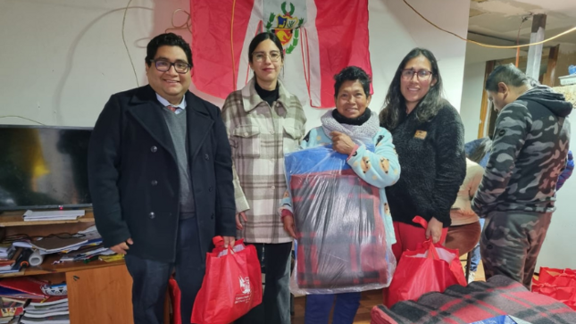 Consulado General del Perú en Santiago lleva ayuda a 50 familias damnificadas en la capital chilena