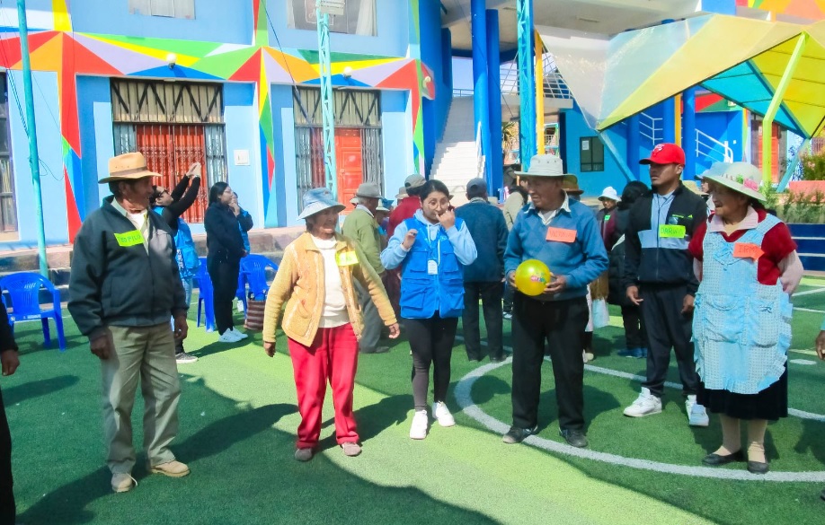 Momento de solidaridad y alegría: Adultos mayores del CIAM y jóvenes de PRONACEJ comparten actividad recreativa en el parque del niño