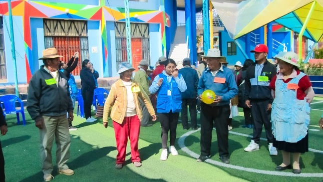 Momento de solidaridad y alegría: Adultos mayores del CIAM y jóvenes de PRONACEJ comparten actividad recreativa en el parque del niño
