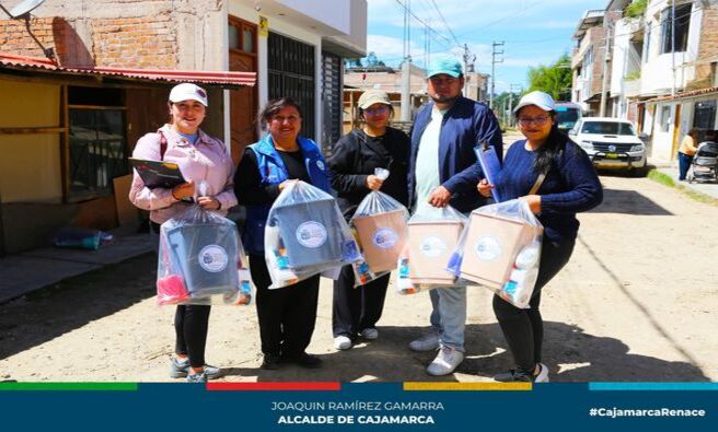 ✅ En una acción organizada por la subgerencia de Saneamiento Básico de la Municipalidad Provincial de Cajamarca, se han repartido 400 kits de limpieza a los vecinos de Bella Unión y Plan Manzanas. Esta iniciativa busca mejorar las condiciones de salubridad y conservación de las Unidades Básicas de Saneamiento (UBS) en la comunidad y ha contado con el apoyo activo de la junta directiva de la Junta Administradora de Servicios de Saneamiento (JASS) Bella Unión, así como de estudiantes de la Universidad Privada del Norte y la Universidad César Vallejo.
📌 El kit de limpieza entregado a cada vecino consta de una papelera, hisopos, papel higiénico y jabón líquido. La finalidad de esta entrega es fomentar la conservación y limpieza de las UBS, mejorando así la calidad de vida de los residentes.
🗣 Además de la entrega de los kits, se están realizando encuestas entre los beneficiarios para recolectar datos sobre el estado actual de los sistemas de saneamiento en la zona. Las encuestas cubren aspectos como el alcantarillado, los hoyos secos ventilados, los sistemas con arrastre hidráulico y sin arrastre hidráulico, y los tanques sépticos. Estos datos permitirán elaborar un diagnóstico preciso que será entregado al Ministerio de Vivienda, con el fin de desarrollar mejores proyectos de agua y saneamiento.