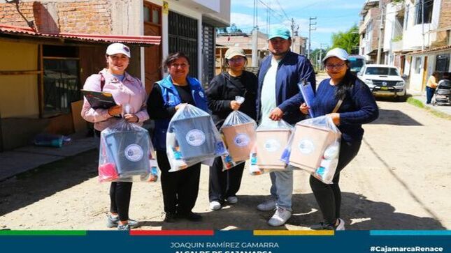 ✅ En una acción organizada por la subgerencia de Saneamiento Básico de la Municipalidad Provincial de Cajamarca, se han repartido 400 kits de limpieza a los vecinos de Bella Unión y Plan Manzanas. Esta iniciativa busca mejorar las condiciones de salubridad y conservación de las Unidades Básicas de Saneamiento (UBS) en la comunidad y ha contado con el apoyo activo de la junta directiva de la Junta Administradora de Servicios de Saneamiento (JASS) Bella Unión, así como de estudiantes de la Universidad Privada del Norte y la Universidad César Vallejo.
📌 El kit de limpieza entregado a cada vecino consta de una papelera, hisopos, papel higiénico y jabón líquido. La finalidad de esta entrega es fomentar la conservación y limpieza de las UBS, mejorando así la calidad de vida de los residentes.
🗣 Además de la entrega de los kits, se están realizando encuestas entre los beneficiarios para recolectar datos sobre el estado actual de los sistemas de saneamiento en la zona. Las encuestas cubren aspectos como el alcantarillado, los hoyos secos ventilados, los sistemas con arrastre hidráulico y sin arrastre hidráulico, y los tanques sépticos. Estos datos permitirán elaborar un diagnóstico preciso que será entregado al Ministerio de Vivienda, con el fin de desarrollar mejores proyectos de agua y saneamiento.