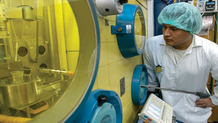 Archivo JPG de un operario en un proceso de producción en una empresa