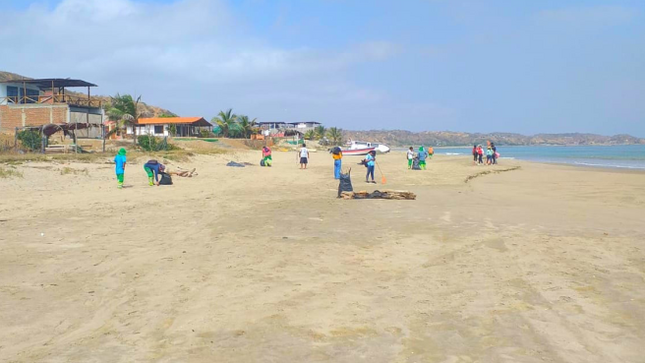 Foto Limpieza de la playa de Plateritos para incentivar el turismo