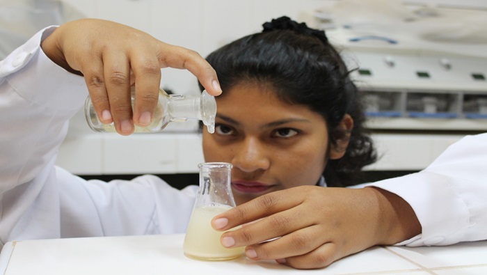 Archivo JPG de investigadora haciendo pruebas