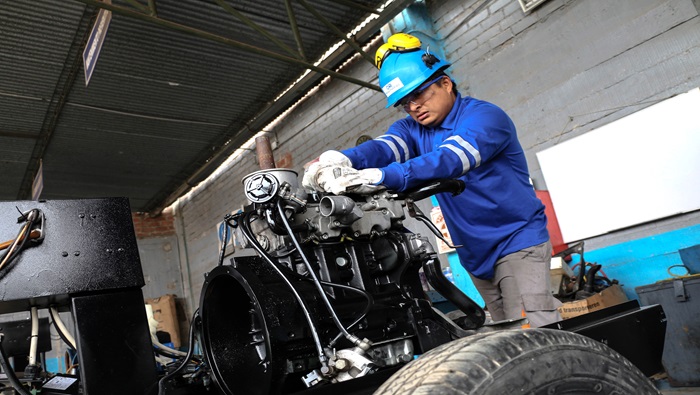 Operario haciendo pruebas a un equipo industrial desarrollado