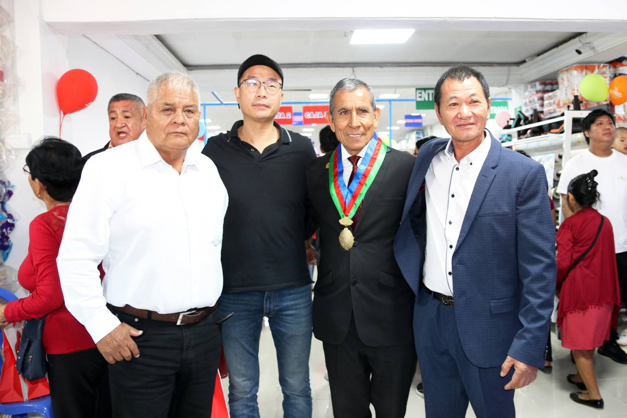 festiva inauguración de "Alegra Supermercado" del Grupo Happy Shopping