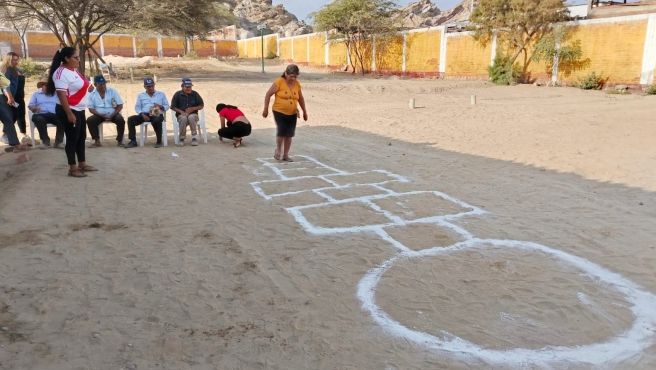 Foto Adultos mayores comparten juegos tradicionales con alumnos