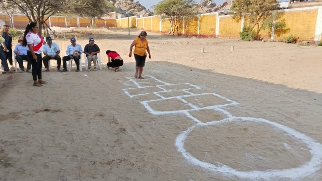 Foto Adultos mayores comparten juegos tradicionales con alumnos 