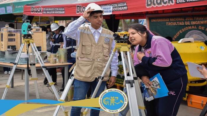 Expoferia Faustiniana desarrollada en la explanada principal de la UNJFSC, donde participaron más de 800 estudiantes de quinto de secundaria de instituciones educativas estatales y privadas.