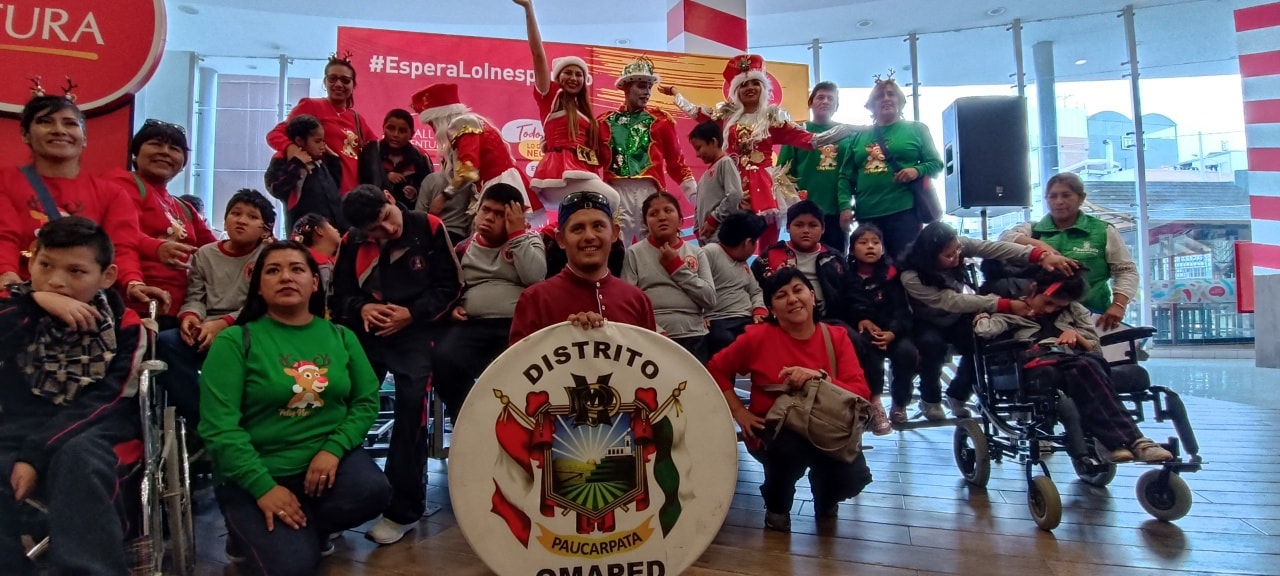 Un total de 200 niños del distrito de Paucarpata disfrutaron de un agasajo navideño organizado por el Mall Aventura Porongoche en coordinación con la Municipalidad de Paucarpata.