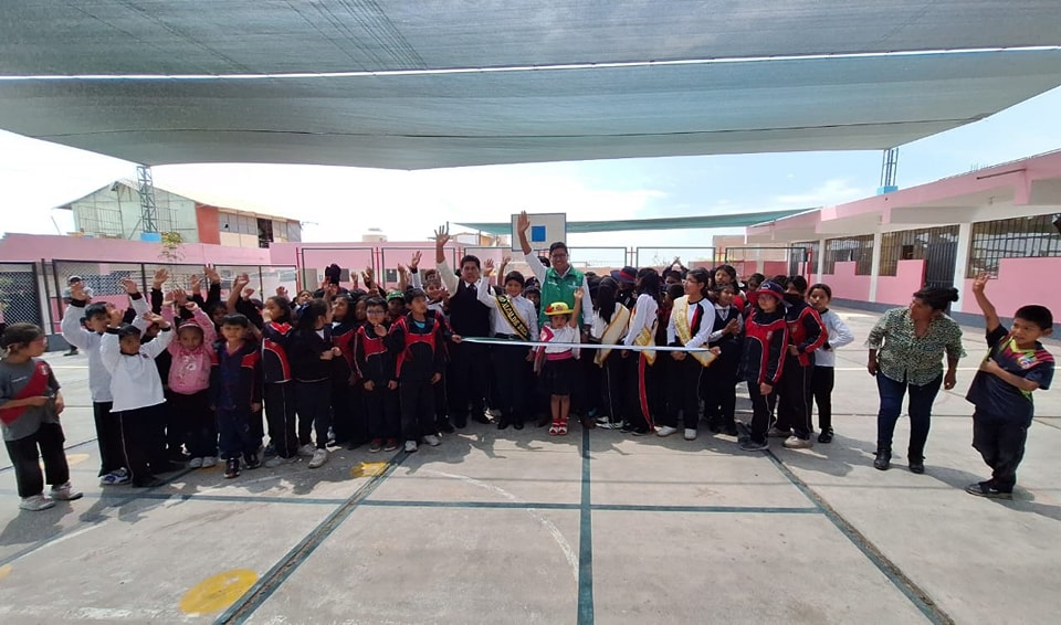 
Con el objetivo de brindarle mejores condiciones educativas a los niños de Paucarpata, la municipalidad realizó la colocación de una malla raschel en la I.E. Alto Jesús.
El alcalde Abg. Marco Antonio Anco hizo la entrega de esta obra que beneficiará a más de 120 niños del nivel primario.
