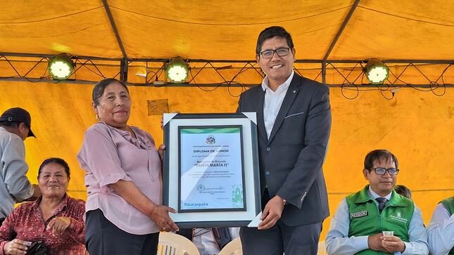
Feliz aniversario Santa María II 
El alcalde Abg. Marco Antonio Anco, junto a regidores, dirigentes y vecinos, participaron en el izamiento y ceremonia central por el XXI aniversario de la Asociación de vivienda Santa María II.
