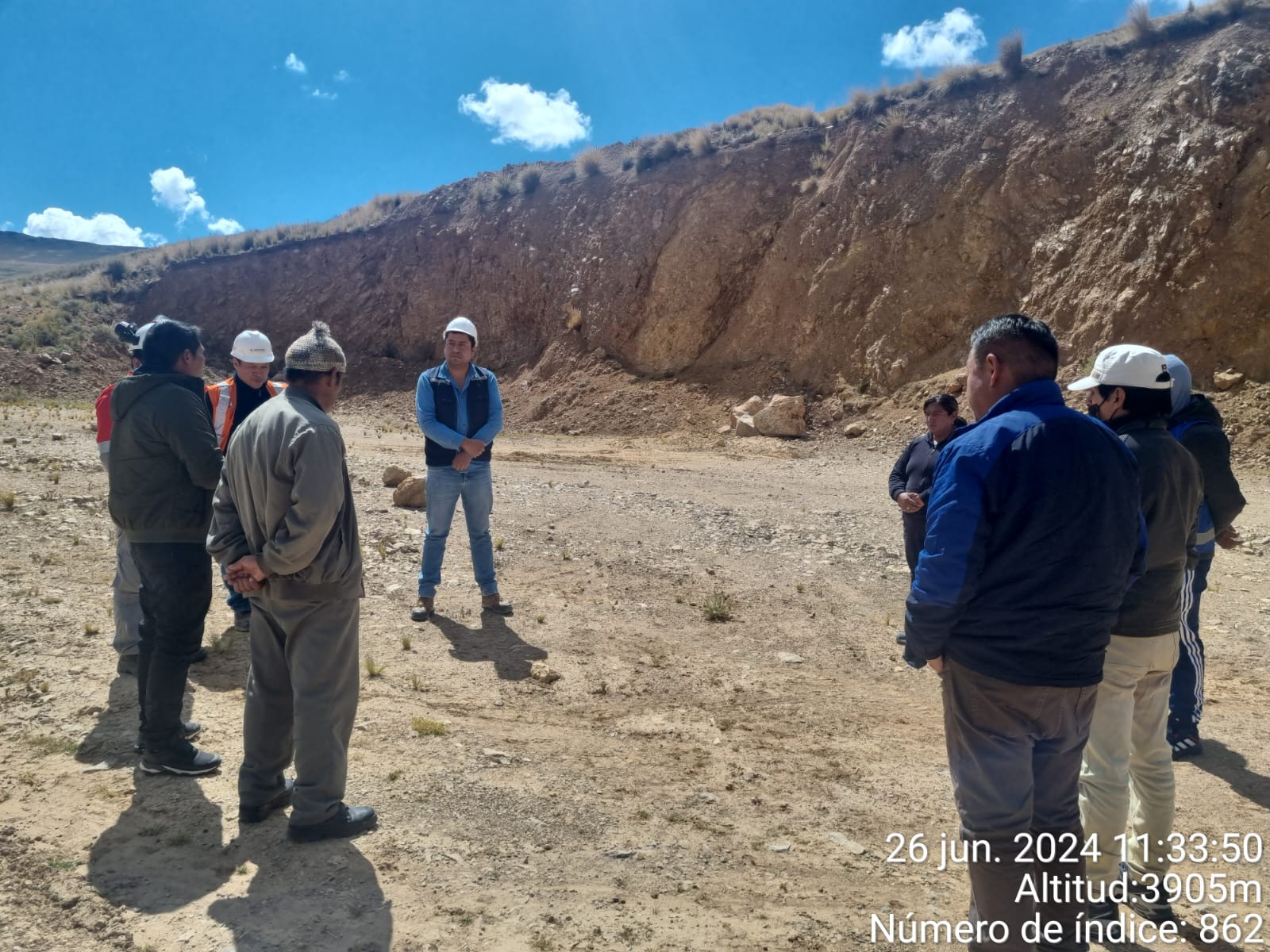 Autoridades supervisando canteras