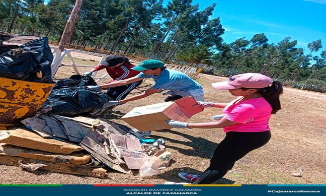 📌La Plaza Pecuaria de Cajamarca fue escenario de una exitosa campaña de limpieza organizada en conjunto por el municipio local y la Universidad Privada del Norte (UPN). Esta iniciativa busca no solo embellecer el espacio público, sino también fomentar la conciencia ambiental entre los ciudadanos.
🌞 Desde tempranas horas de la mañana, los estudiantes, equipados con guantes, bolsas de basura y herramientas de limpieza, se congregaron en la plaza para comenzar la jornada. La actividad, que se extendió hasta el mediodía, permitió recolectar una gran cantidad de desechos, mejorando significativamente el aspecto y la higiene del lugar.
🌍 Esta campaña de limpieza es parte de un esfuerzo más amplio por parte de las autoridades locales y la UPN para promover el cuidado del medio ambiente y mejorar la calidad de vida en Cajamarca. Se planean futuras actividades similares en otras áreas de la ciudad, con el objetivo de mantener los espacios públicos limpios y fomentar una cultura de responsabilidad ambiental entre todos los ciudadanos.