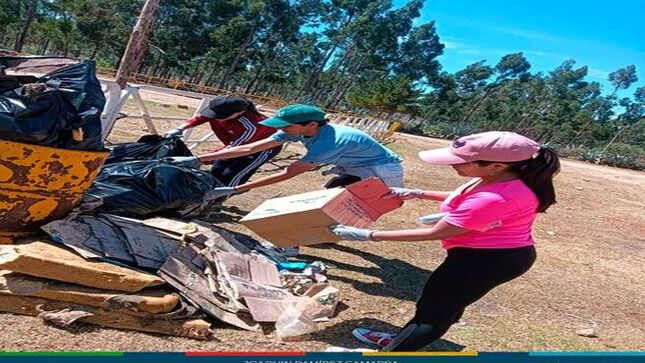 📌La Plaza Pecuaria de Cajamarca fue escenario de una exitosa campaña de limpieza organizada en conjunto por el municipio local y la Universidad Privada del Norte (UPN). Esta iniciativa busca no solo embellecer el espacio público, sino también fomentar la conciencia ambiental entre los ciudadanos.
🌞 Desde tempranas horas de la mañana, los estudiantes, equipados con guantes, bolsas de basura y herramientas de limpieza, se congregaron en la plaza para comenzar la jornada. La actividad, que se extendió hasta el mediodía, permitió recolectar una gran cantidad de desechos, mejorando significativamente el aspecto y la higiene del lugar.
🌍 Esta campaña de limpieza es parte de un esfuerzo más amplio por parte de las autoridades locales y la UPN para promover el cuidado del medio ambiente y mejorar la calidad de vida en Cajamarca. Se planean futuras actividades similares en otras áreas de la ciudad, con el objetivo de mantener los espacios públicos limpios y fomentar una cultura de responsabilidad ambiental entre todos los ciudadanos.